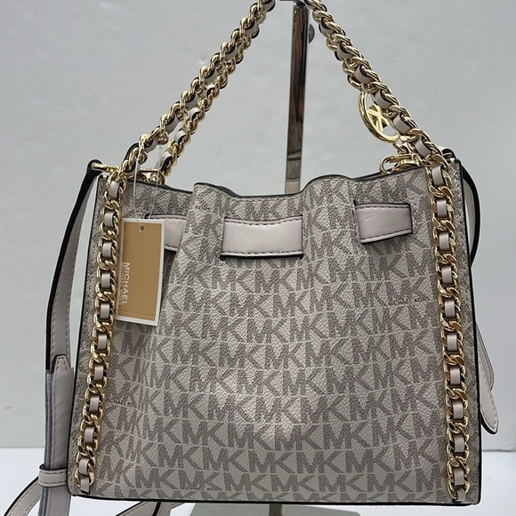 MICHAEL KORS
Mina Small Signature Logo Chain Crossbody Bag
Light Cream
NWT - Picture 8 of 16